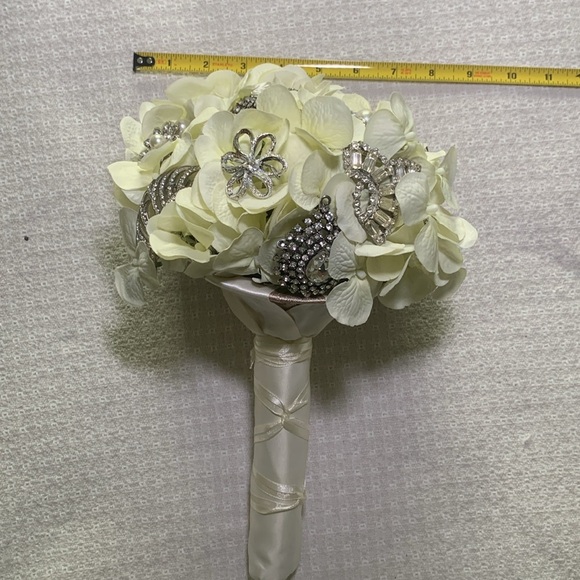 Handmade brooch, wedding bouquet, ivory, and rhinestones - Picture 8 of 10